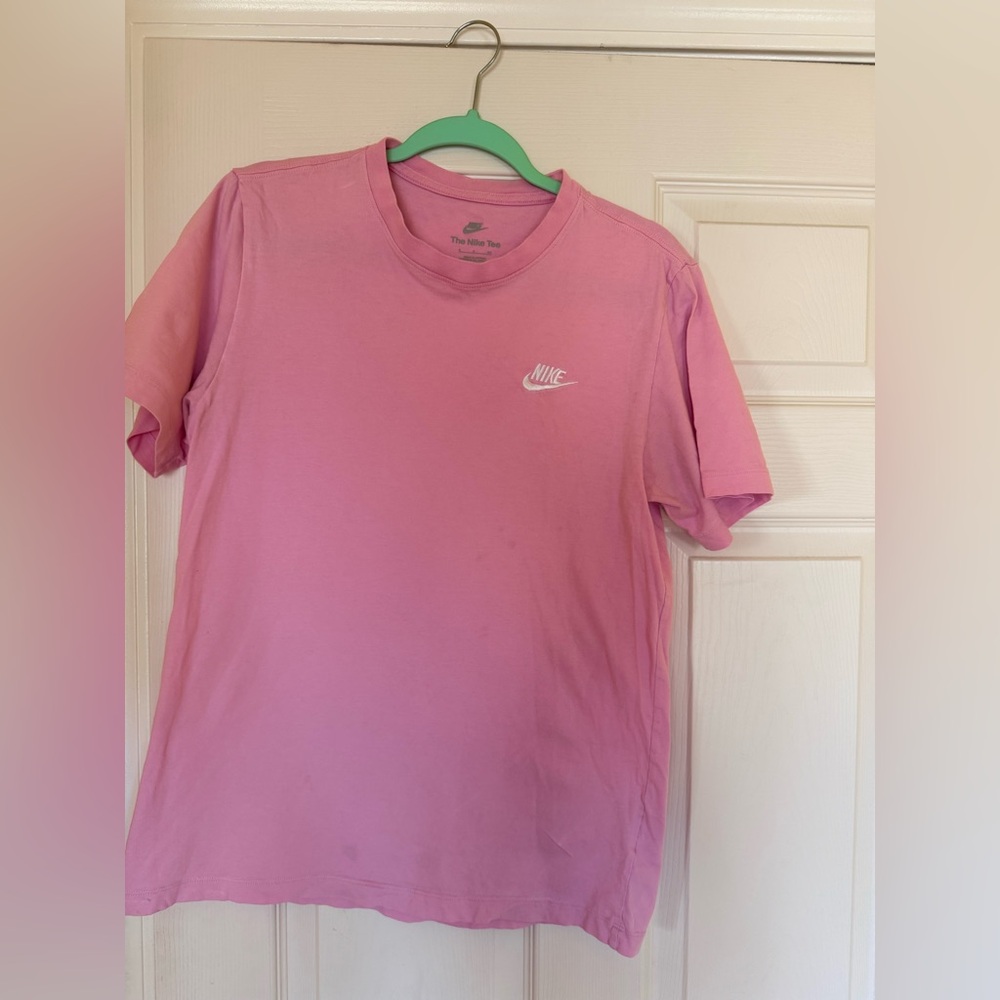 Nike Tee Men’s Small Pink Swoosh Logo T-Shirt.